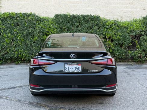 Used 2020 Lexus ES 300h w/ Premium Package image 4
