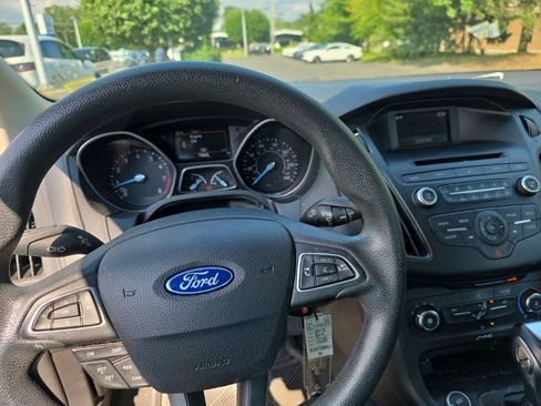 Used 2015 Ford Focus SE FWD image 16