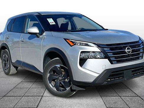 Used 2024 Nissan Rogue SV image 2