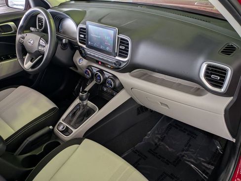 Used 2025 Hyundai Venue SEL FWD image 29
