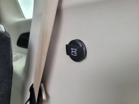Used 2020 Chrysler Pacifica Touring-L FWD image 37