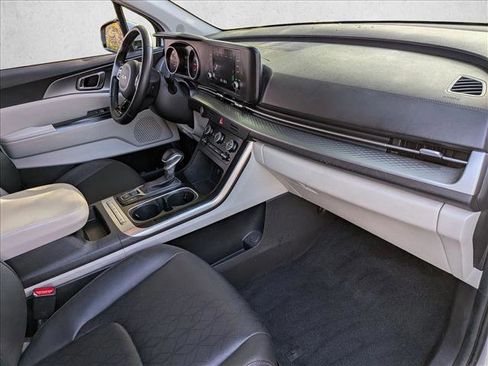 Used 2023 Kia Carnival LX image 19