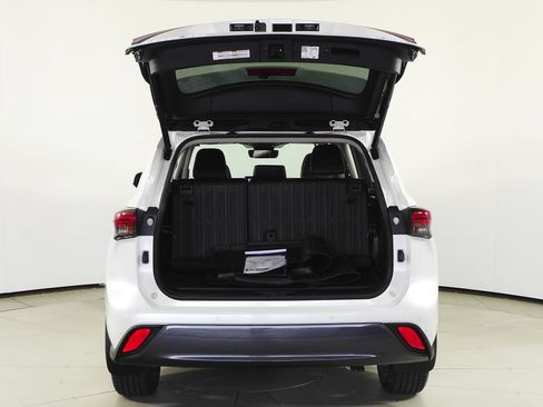 Used 2023 Toyota Highlander Limited FWD image 10