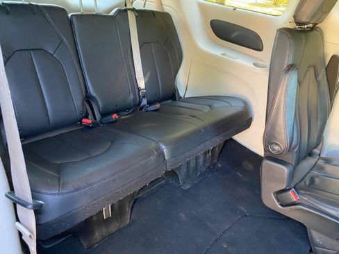 Used 2020 Chrysler Pacifica Touring-L FWD image 44