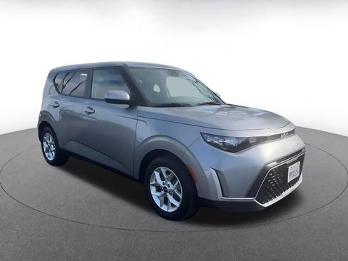 Used 2025 Kia Soul LX w/ LX Technology Package image 2