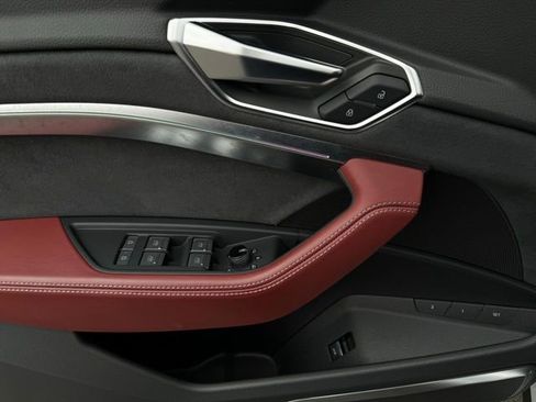 Used 2023 Audi e-tron S Prestige image 11