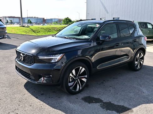 Used 2023 Volvo XC40 B5 Plus w/ Driver Assist Package AWD/4WD image 4