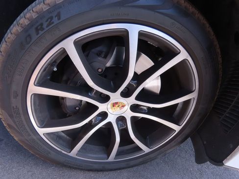 Used 2022 Porsche Cayenne AWD/4WD image 19