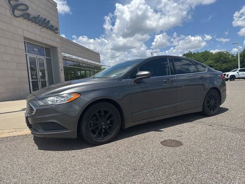 Used 2017 Ford Fusion SE w/ Fusion SE Technology Package FWD image 1