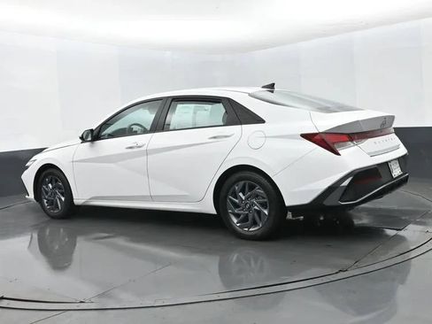 Used 2024 Hyundai Elantra SEL FWD image 9