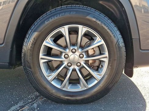 Used 2019 Jeep Cherokee Latitude Plus w/ Cold Weather Group image 10