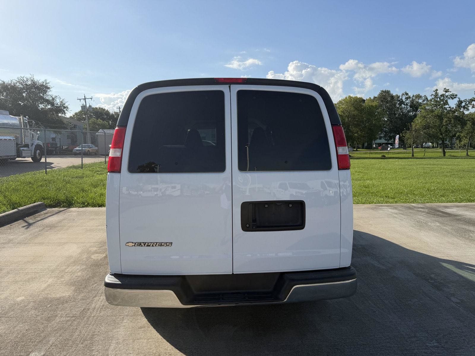 Used 2021 Chevrolet Express 2500 LT w/ LT Preferred Equipment Group RWD image 12