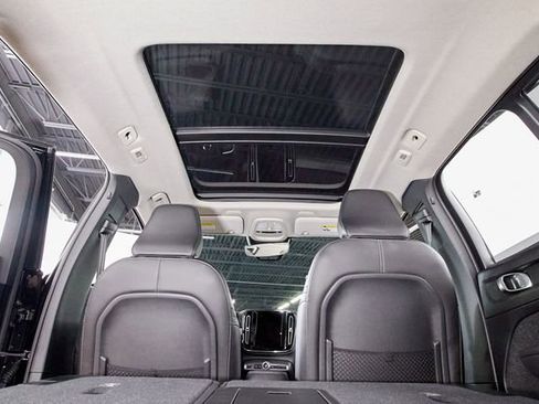 Certified 2025 Volvo XC40 B5 Core AWD/4WD image 29