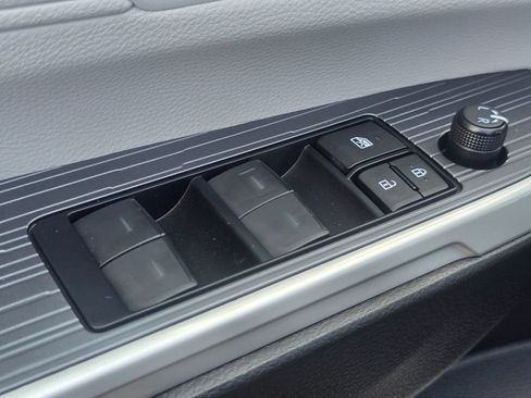 Used 2025 Toyota Sienna XLE FWD image 27