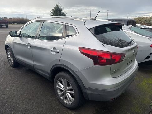 Used 2017 Nissan Rogue Sport SV image 2