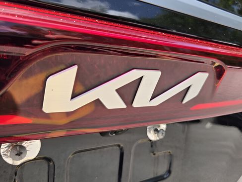 Used 2023 Kia Carnival LX FWD image 30