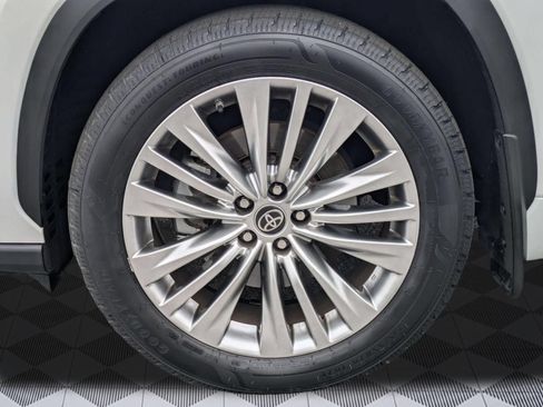 Used 2023 Toyota Highlander Platinum FWD image 9