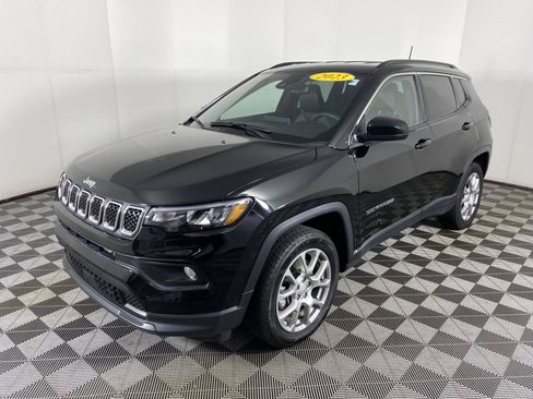Used 2023 Jeep Compass Latitude AWD/4WD image 9