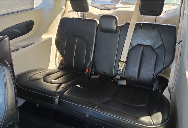 Used 2018 Chrysler Pacifica Limited w/ Advanced Safetytec Group FWD image 26