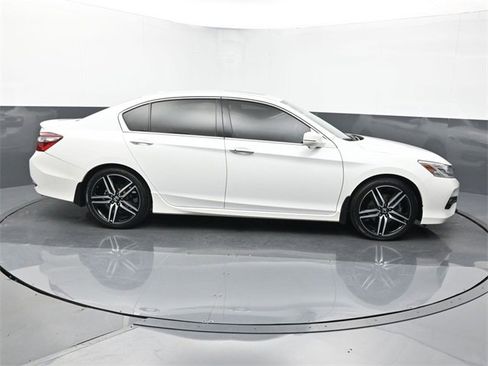 Used 2017 Honda Accord Touring image 6