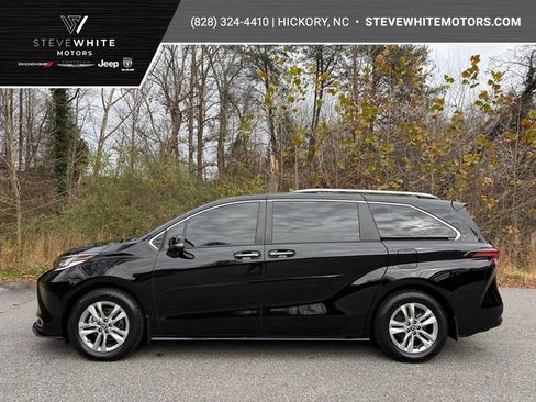 Used 2023 Toyota Sienna Limited image 1
