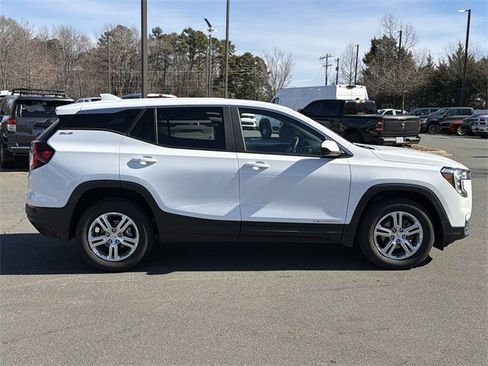 Used 2024 GMC Terrain SLE image 7