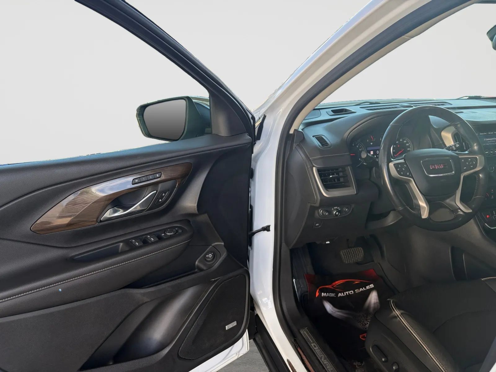 Used 2020 GMC Terrain Denali w/ Denali Premium Package AWD/4WD image 11