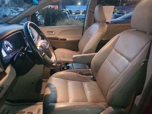 Used 2017 Toyota Sienna XLE image 15