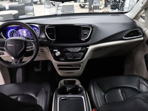 Used 2023 Chrysler Pacifica Touring-L FWD image 13