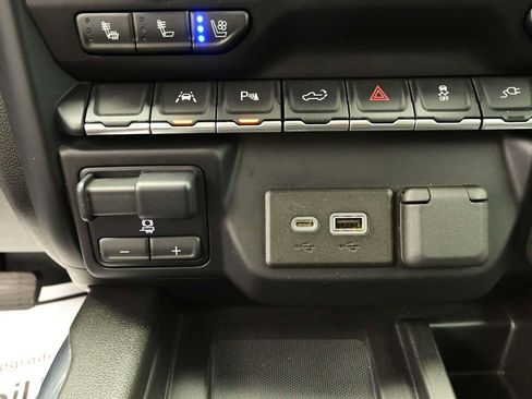 Used 2022 GMC Sierra 1500 Denali w/ Denali Premium Package AWD/4WD image 26