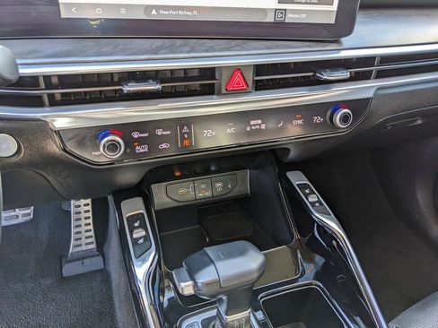 Certified 2025 Kia Sorento SX image 28