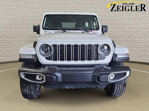 Used 2025 Jeep Wrangler Unlimited Sahara AWD/4WD image 2
