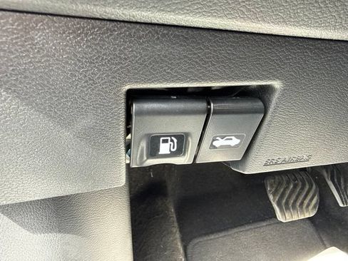 Used 2025 Nissan Versa SV FWD image 20