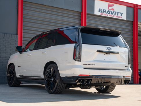 Used 2025 Cadillac Escalade V w/ LPO, ONYX Package image 7