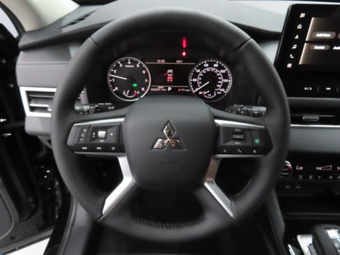 New 2026 Mitsubishi Outlander SE FWD image 14