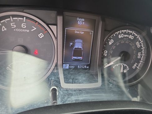 Used 2017 Toyota Tacoma TRD Off-Road AWD/4WD image 2