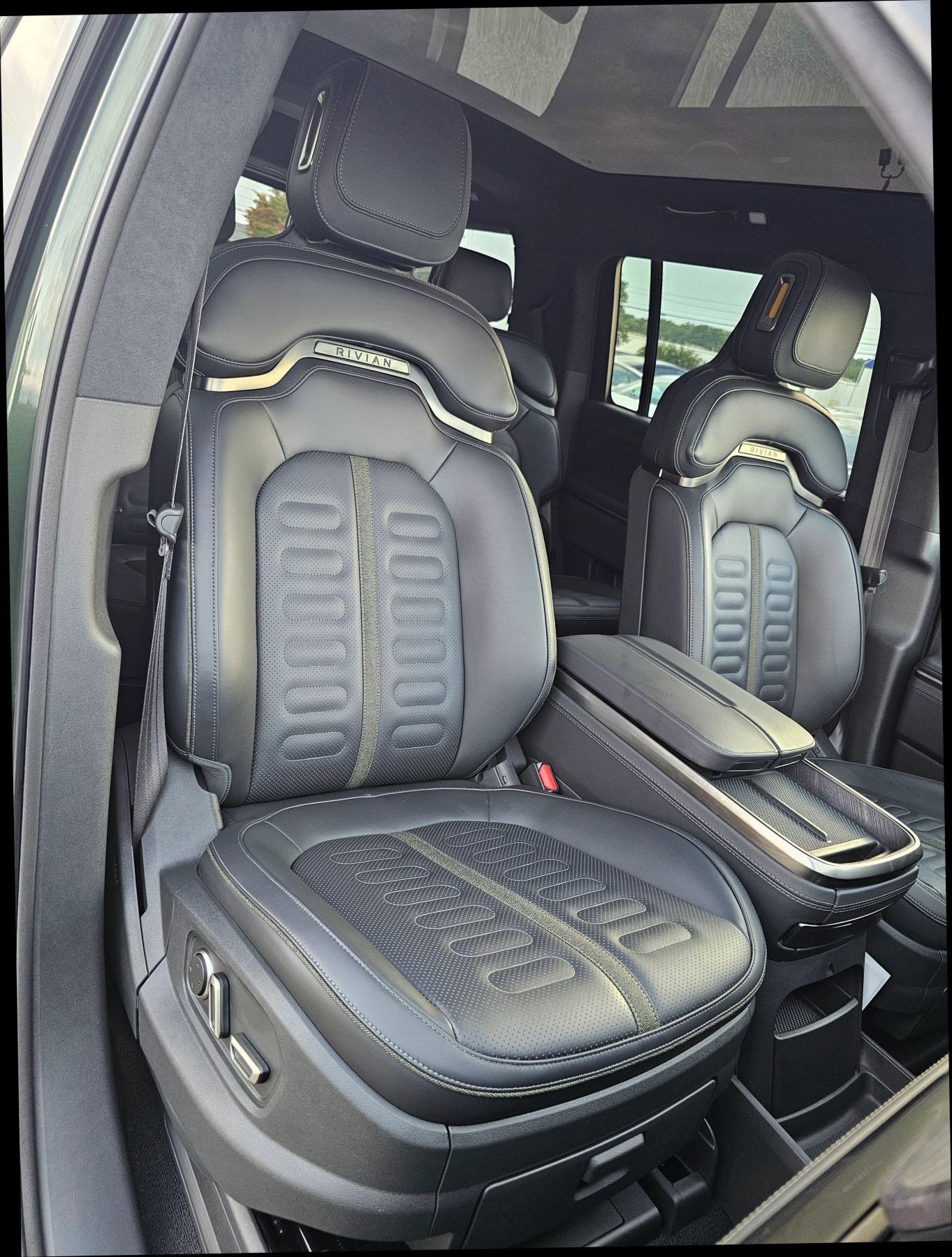 Used 2025 Rivian R1S Adventure Dual AWD/4WD image 30