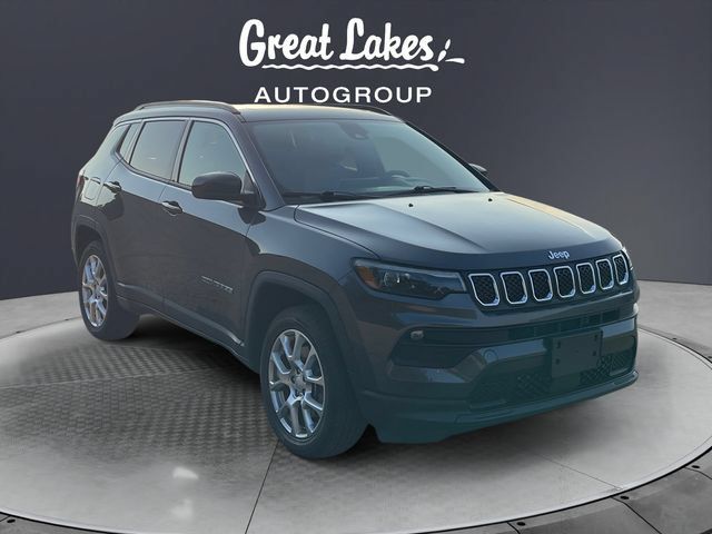 Used 2023 Jeep Compass Latitude w/ Sun and Sound Group AWD/4WD image 7