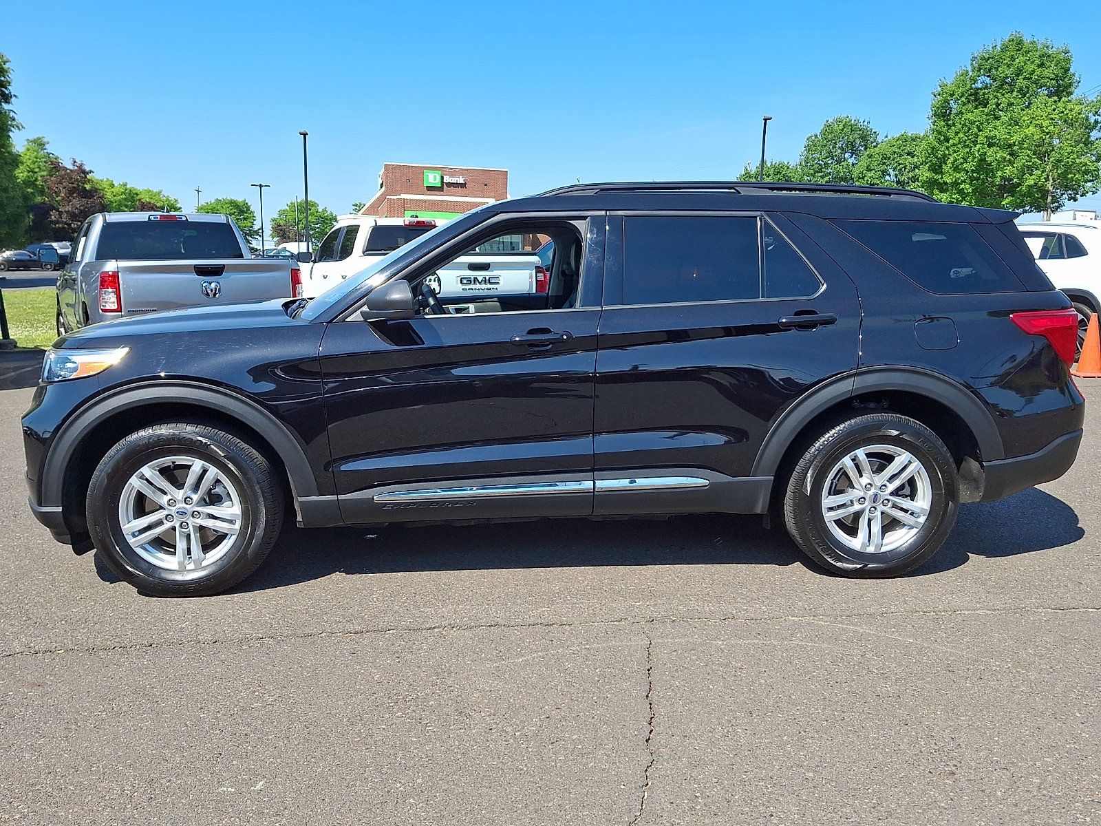 Used 2023 Ford Explorer XLT w/ Equipment Group 202A AWD/4WD image 7