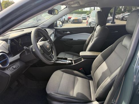 Used 2025 Chevrolet Trax LT FWD image 25