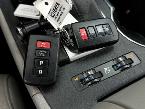 Used 2016 Toyota Highlander Limited AWD/4WD image 39