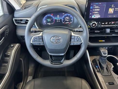 Certified 2024 Toyota Highlander Limited FWD image 13