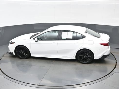 Used 2025 Toyota Camry SE image 36