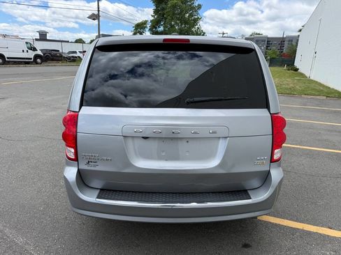 Used 2018 Dodge Grand Caravan SXT FWD image 4