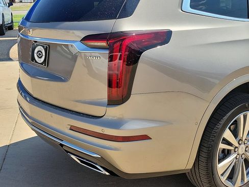 Used 2022 Cadillac XT6 Premium Luxury w/ Platinum Package AWD/4WD image 11