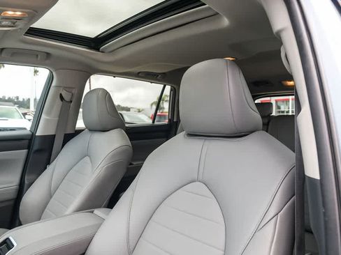 Used 2023 Toyota Highlander XLE FWD image 17