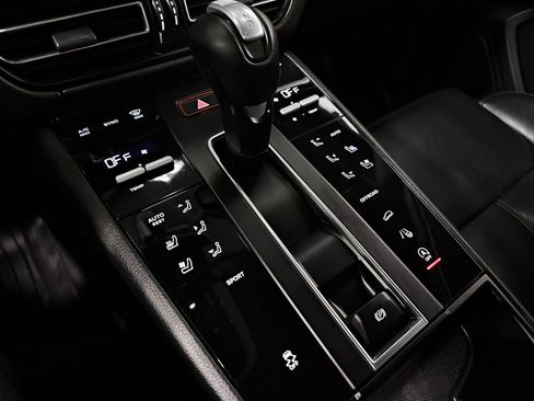 Used 2024 Porsche Macan Turbo image 17