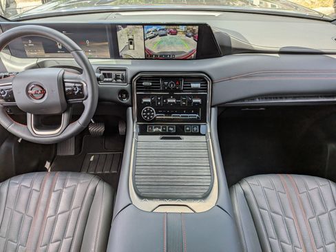 Used 2025 Nissan Armada PRO-4X AWD/4WD image 15