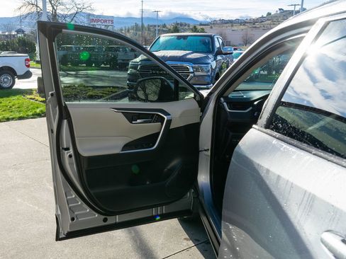 Used 2021 Toyota RAV4 XLE Premium image 16