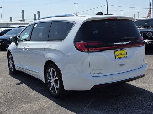 New 2026 Chrysler Pacifica Pinnacle image 4